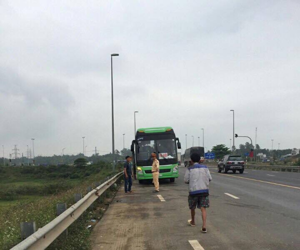 Người đàn ông nhịn đói đi bộ suốt 6 ngày để trốn khỏi trại vàng - 2
CSGT đón xe cho ông Sơn về quê