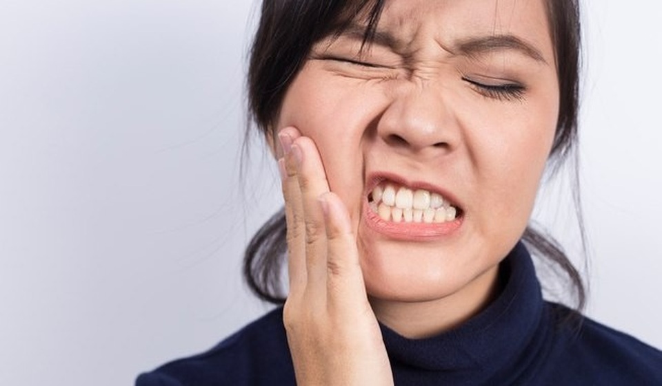 Ăn uống thế nào sau khi nhổ răng khôn? - 4 Các biến chứng tiềm ẩn sau khi nhổ răng khôn bao gồm nhiễm trùng hoặc khô ổ răng.