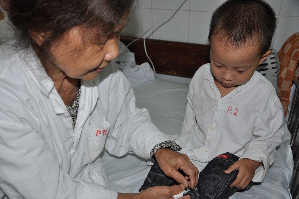 Bố chết, mẹ bỏ đi, bé 4 tuổi dân tộc Tày nguy kịch tính mạng vì viêm khớp gối - 6 Thương cháu và muốn cho cháu ở lại bệnh viện điều trị nhưng bà không có tiền.