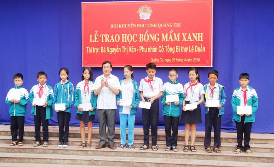 Học bổng “Mầm Xanh” nâng bước học sinh nghèo hiếu học - 1 Ông Phan Xuân Huấn, thường trực Hội Khuyến học tỉnh Quảng Trị trao học bổng cho học sinh
