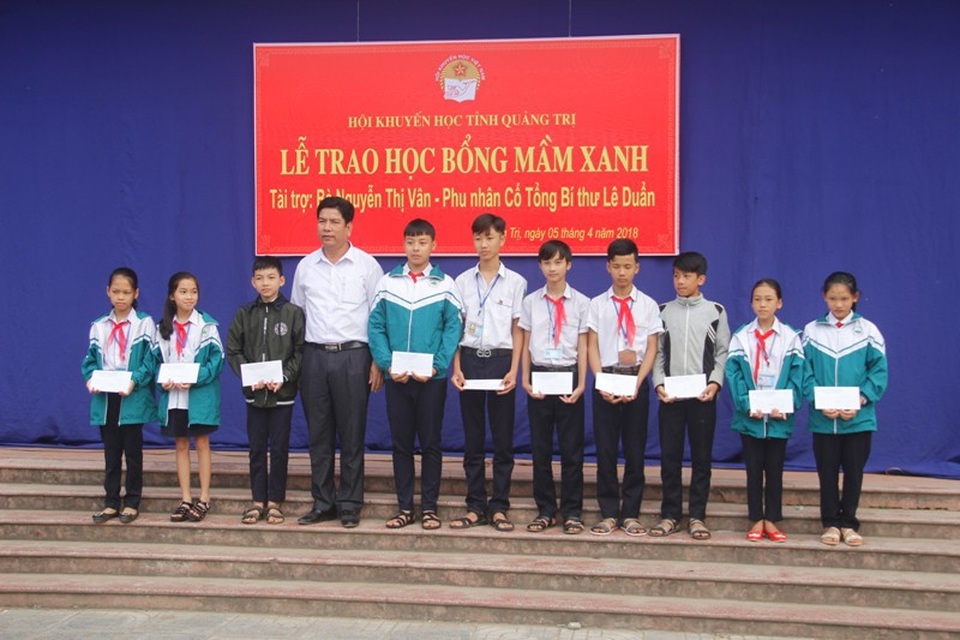 Học bổng “Mầm Xanh” nâng bước học sinh nghèo hiếu học - 2 Thầy giáo Nguyễn Thế Nhân động viên học sinh tiếp tục cố gắng trong học tập