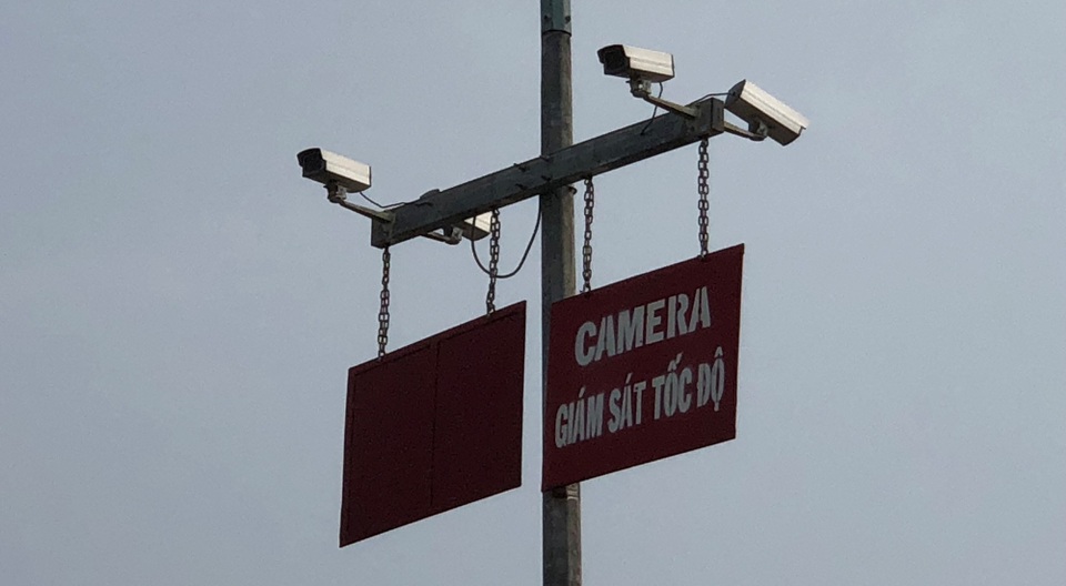 Theo UBND quận 2, việc lắp đặt camera giám sát tốc độ trên cầu Phú Mỹ bằng mô hình không hiệu quả đối với tài xế và tai nạn vẫn thường xuyên xảy ra.