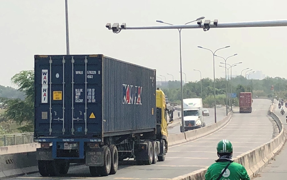 Sở GTVT TPHCM đã lắp đặt và phối hợp với Công an TPHCM thực hiện việc triển khai kiểm soát tốc độ và giám sát giao thông phương tiện lưu thông qua khu vực cầu Phú Mỹ (nối giữa quận 2 và quận 7) bằng thiết bị kiểm tra tốc độ và camera giám sát giao thông chuyên dụng từ đầu tháng 4/2018.