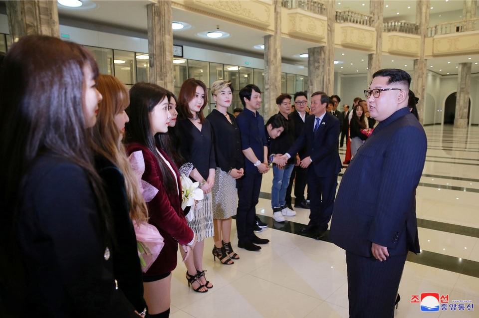 Nhà lãnh đạo Triều Tiên xúc động khi xem nghệ sĩ Hàn Quốc biểu diễn - 2 Ông Kim Jong-un trò chuyện cùng các nghệ sĩ Hàn Quốc (Ảnh: Reuters)