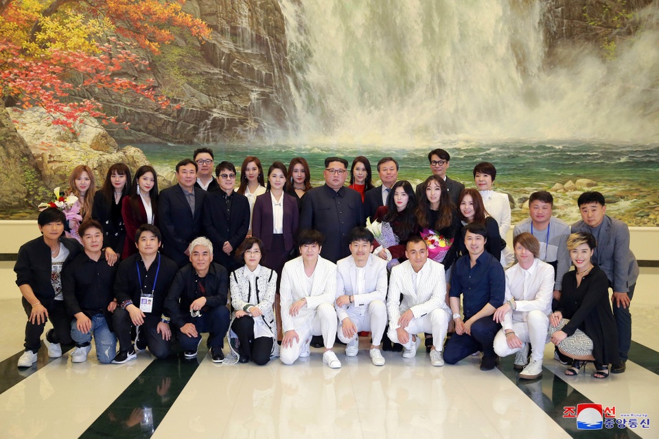 Nhà lãnh đạo Triều Tiên xúc động khi xem nghệ sĩ Hàn Quốc biểu diễn - 3
Ông Kim Jong-un và phu nhân chụp ảnh cùng đoàn nghệ sĩ Hàn Quốc (Ảnh: Reuters)
