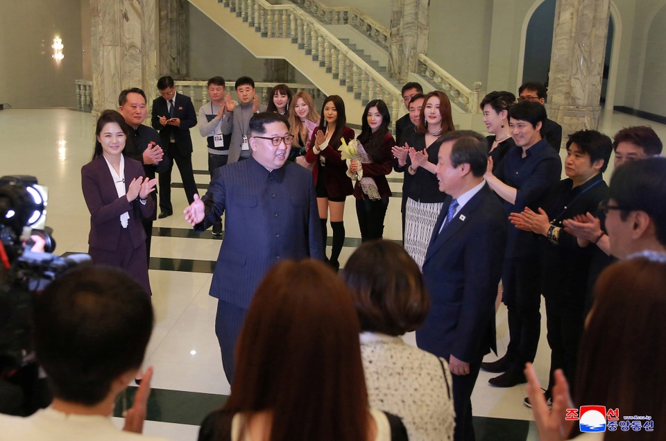 Nhà lãnh đạo Triều Tiên xúc động khi xem nghệ sĩ Hàn Quốc biểu diễn - 1 Nhà lãnh đạo Kim Jong-un trò chuyện với các nghệ sĩ Hàn Quốc tới biểu diễn tại Bình Nhưỡng (Ảnh: Reuters)