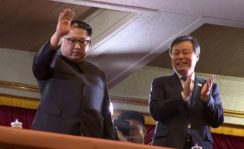 Nhắn gửi của ông Kim Jong-un sau màn biểu diễn lịch sử của sao K-pop - 1
Ông Kim Jong-un vẫy chào từ trên khán đài VIP nơi diễn ra chương trình biểu diễn của nghệ sĩ Hàn Quốc tối 1/4. (Ảnh: EPA)