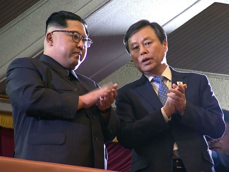 Ông Kim Jong-un "phá lệ" xem sao Hàn Quốc biểu diễn - 1
Nhà lãnh đạo Triều Tiên Kim Jong-un (trái) và Bộ trưởng Văn hóa Hàn Quốc vỗ tay khi xem chương trình biểu diễn. (Ảnh: AFP)