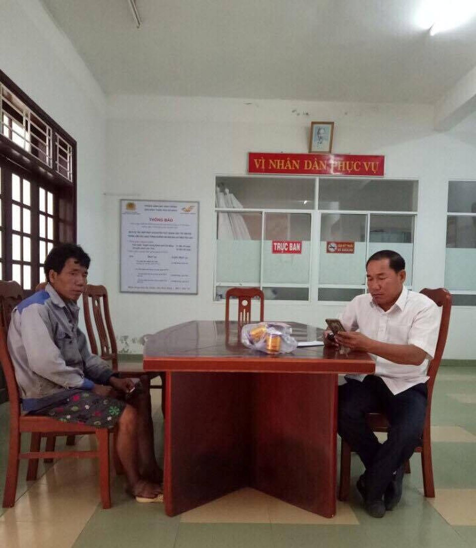 Người đàn ông nhịn đói đi bộ suốt 6 ngày để trốn khỏi trại vàng - 1
Ông Sơn được giúp đỡ, cho ăn uống