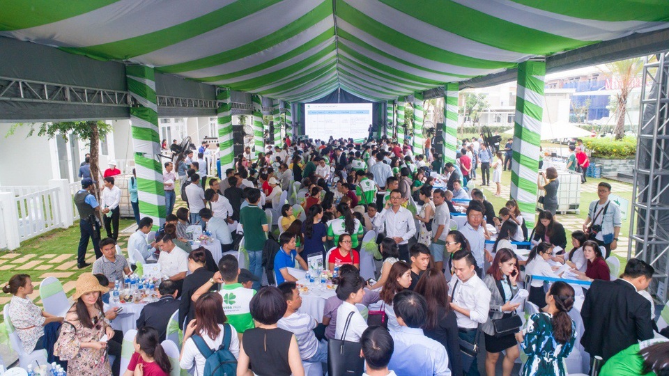 Lovera Park “cháy hàng” trong lễ giới thiệu giai đoạn 3 - 1 Đông đảo khách hàng đến tham dự lễ giới thiệu giai đoạn 3 dự án Lovera Park
