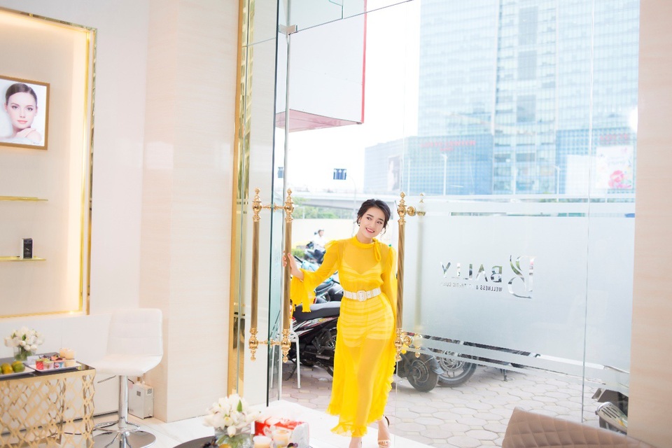 Bắt gặp Nhã Phương tới cơ sở làm đẹp 5* tại HN - 1 Bắt gặp Nhã Phương tới cơ sở làm đẹp 5* tại HN - 1