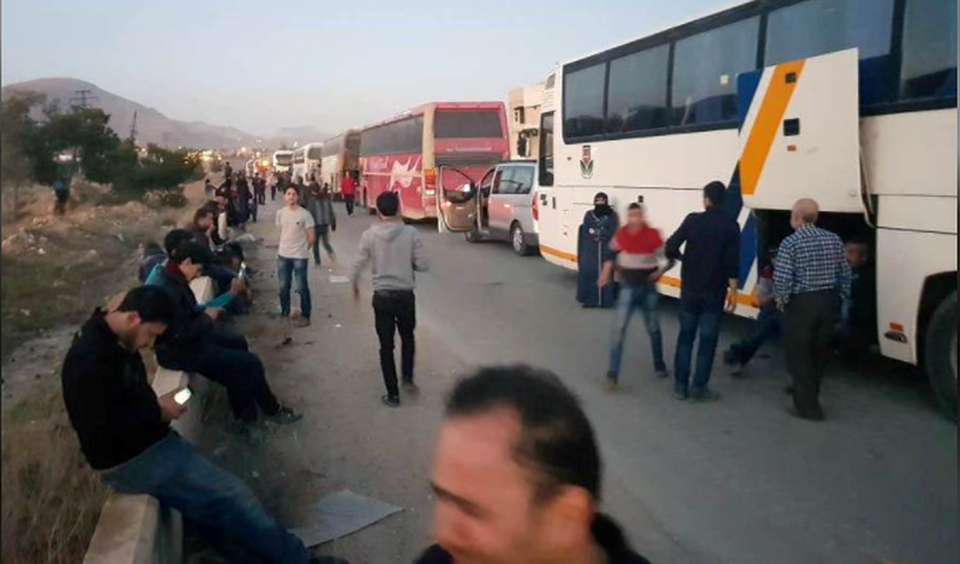 Đông Ghouta: Nhóm nổi dậy cuối cùng đầu hàng - 3
Người dân thị trấn Douma chờ lên xe rời Đông Ghouta, ngoại ô thủ đô Damacus (Syria) ngày 1-4. Ảnh: REUTERS