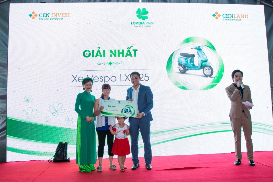Lovera Park “cháy hàng” trong lễ giới thiệu giai đoạn 3 - 2 Gia đình anh Trương Văn Thành chủ nhân căn nhà N35 đã may mắn nhận được chiếc Vespa LX 125.