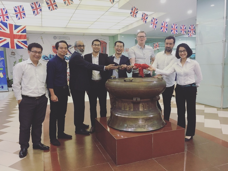 Học ngành gì để không thất nghiệp trong thời đại 4.0 - 3
Giáo sư Gregory Sporton (thứ ba, bên phải sang) cùng các giáo sư trường Đại học Greenwich UK trong chuyến thăm định kỳ Đại học Greenwich (Việt Nam).