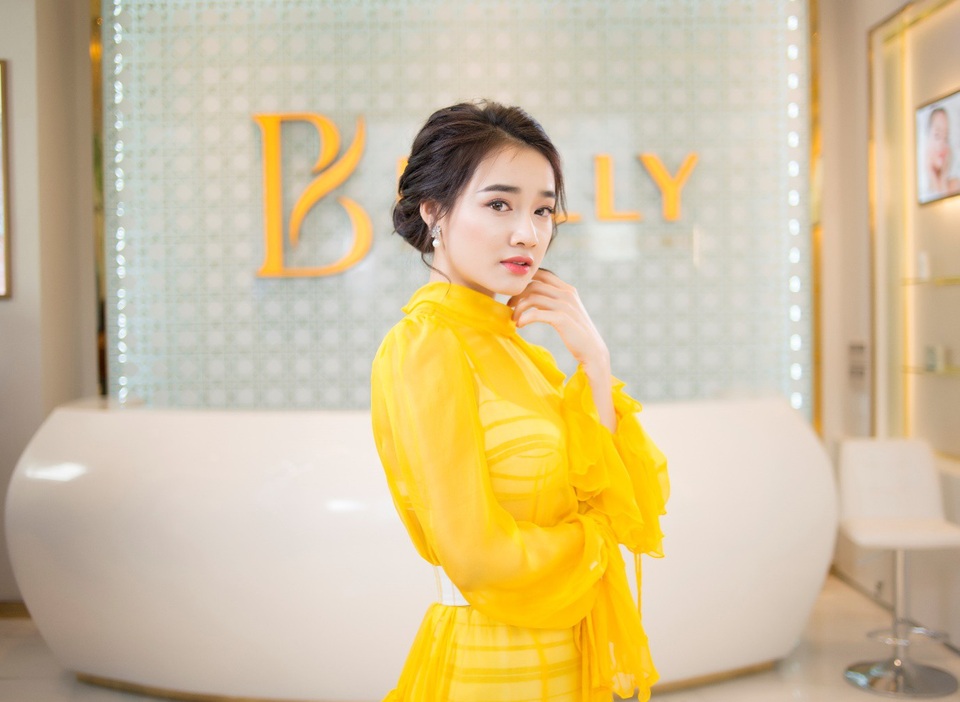 Bắt gặp Nhã Phương tới cơ sở làm đẹp 5* tại HN - 4 Bắt gặp Nhã Phương tới cơ sở làm đẹp 5* tại HN - 4