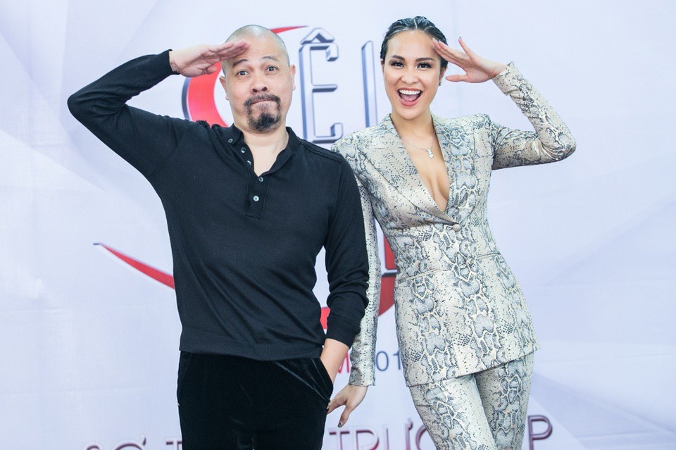 Các giám khảo có những phút giây đùa vui trong hậu trường.