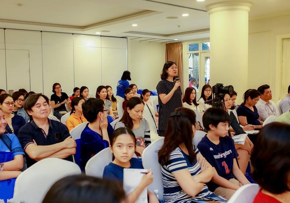 Các cựu du học Mỹ gợi ý cách giúp trẻ học tốt tiếng Anh - 2 Phụ huynh chăm chú lắng nghe ý kiến từ các diễn giả và đặt câu hỏi tương tác.