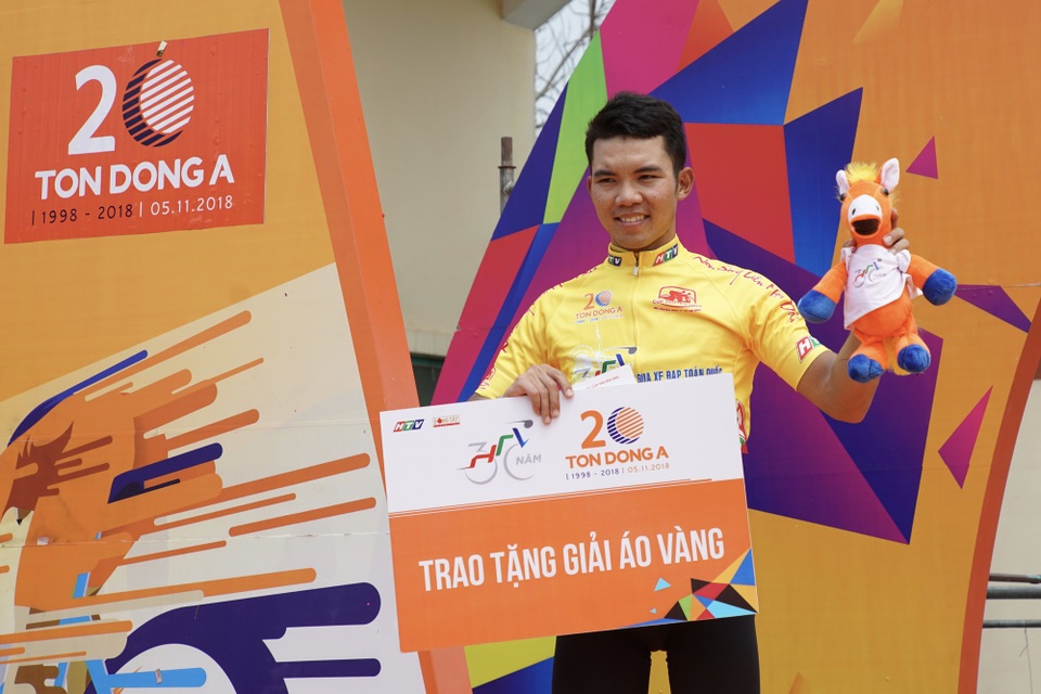 Lê Văn Duẩn thắng chặng 5 giải xe đạp xuyên Việt 2018 - 2 ... nhưng Huỳnh Thanh Tùng vẫn đang tạm giữ áo vàng