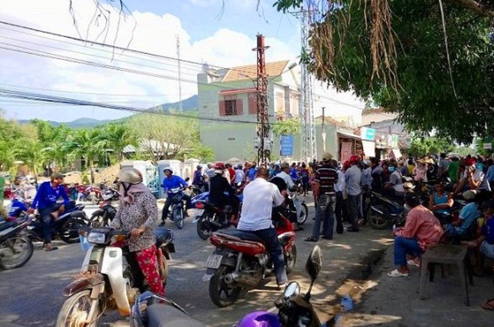 Dân vây ủy ban xã, "giam lỏng" cán bộ để phản đối dự án điện gió - 1
Hàng trăm người dân vẫn đang tụ tập trước trụ sở UBND xã Mỹ Thọ (huyện Phù Mỹ, Bình Định) phản đối dự án điện gió và yêu cầu cơ quan chức năng thả người.