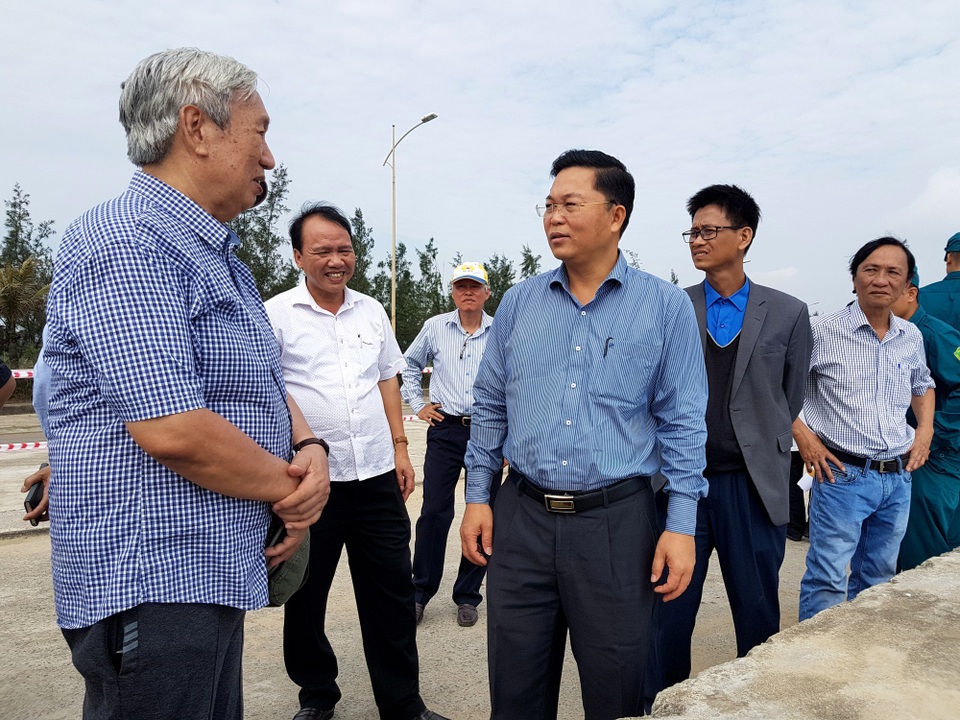 Khẩn cấp sửa chữa kè biển Cửa Đại trước mùa mưa - 1 Lãnh đạo tỉnh Quảng Nam và các chuyên gia khảo sát tuyến kè bị sụt lún