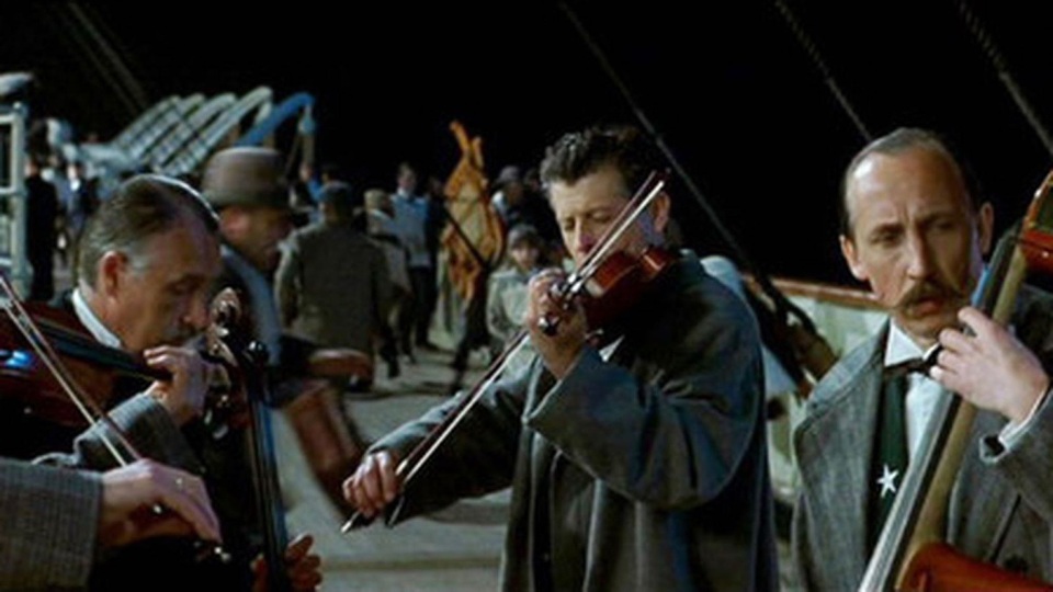 Chuyện về dàn nhạc chơi đàn và chìm xuống đại dương cùng Titanic - 1 Cảnh trong phim “Titanic” (1997)