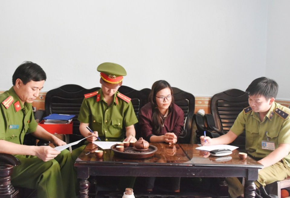 Phát hiện cơ sở sản xuất son môi trái phép - 2 Lực lượng chức năng lập biên bản vi phạm đối với chủ cơ sở là bà Sen