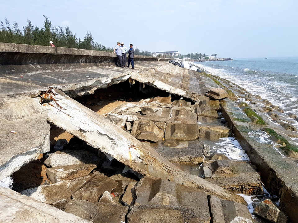 Khẩn cấp sửa chữa kè biển Cửa Đại trước mùa mưa - 2 Bờ kè bị sụt lún tạo hàm ếch