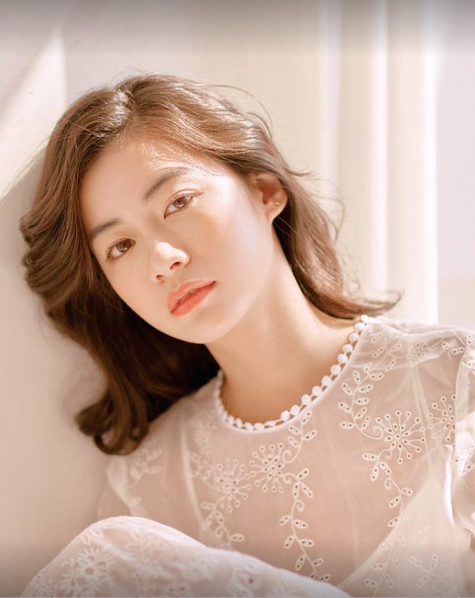 Cận cảnh gương mặt của "nữ sinh đẹp không góc chết" Nguyễn Vi - 5 Trước đây, khi trả lời báo Dân trí, Vi tự nhận cô là một nữ sinh hết sức bình thường, chăm chỉ học tập và đi làm thêm vào thời gian rảnh. Cô thích hẹn hò với bạn bè, đi ăn uống và dạo phố.