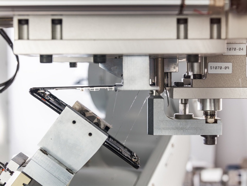 Apple trình làng robot có khả năng phá hủy 200 iPhone mỗi giờ - 2 Apple trình làng robot có khả năng phá hủy 200 iPhone mỗi giờ - 2