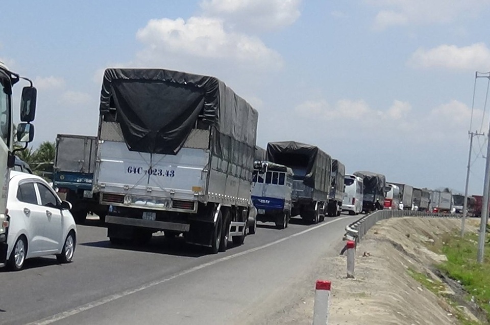 Trước đó, trạm BOT Ninh Lộc đã phải xả trạm nhiều lần do một số tài xế dừng xe giữa làn thu phí gây kẹt xe