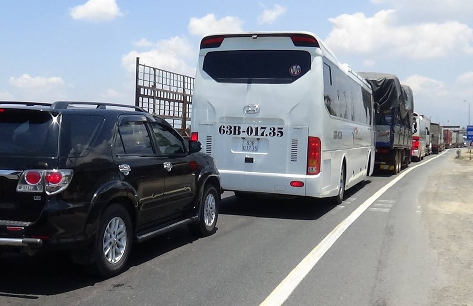 
Ùn tắc kéo dài các phương tiện trên quốc lộ 1 đoạn qua trạm BOT Ninh Lộc (thị xã Ninh Hòa, Khánh Hòa) trưa 20/4
