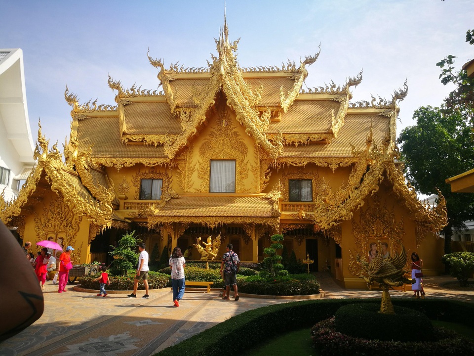 Ngôi chùa màu trắng đặc biệt ở "xứ sở chùa vàng" - 10 Trong quần thể chùa Wat Rong Khun có một căn nhà màu vàng khá đặc biệt. Căn nhà này chính là nhà vệ sinh được xây dựng hết 150.000 USD.