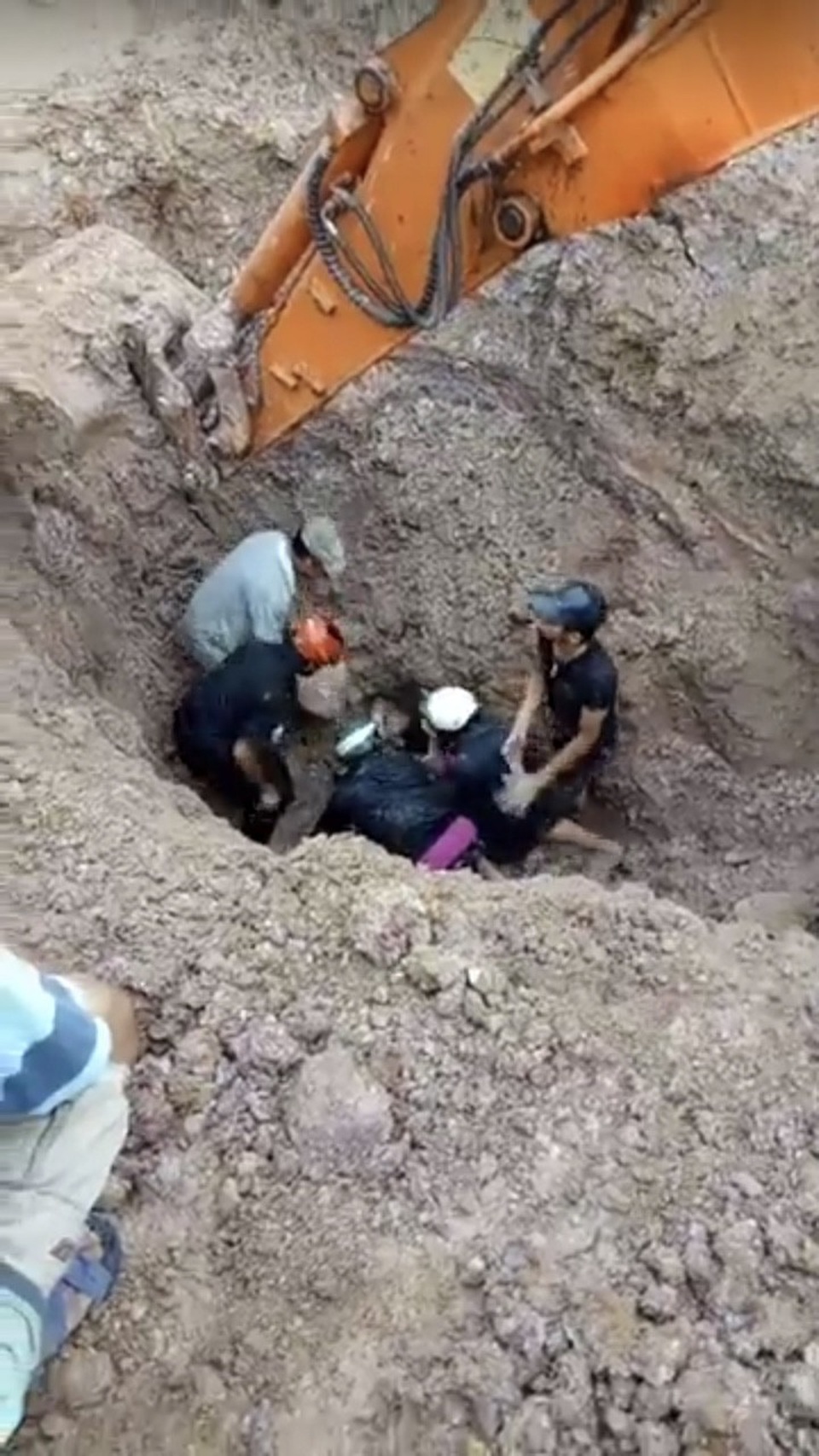 
Người dân tiếp cận hỗ trợ đưa nạn nhân lên khỏi mặt đất
