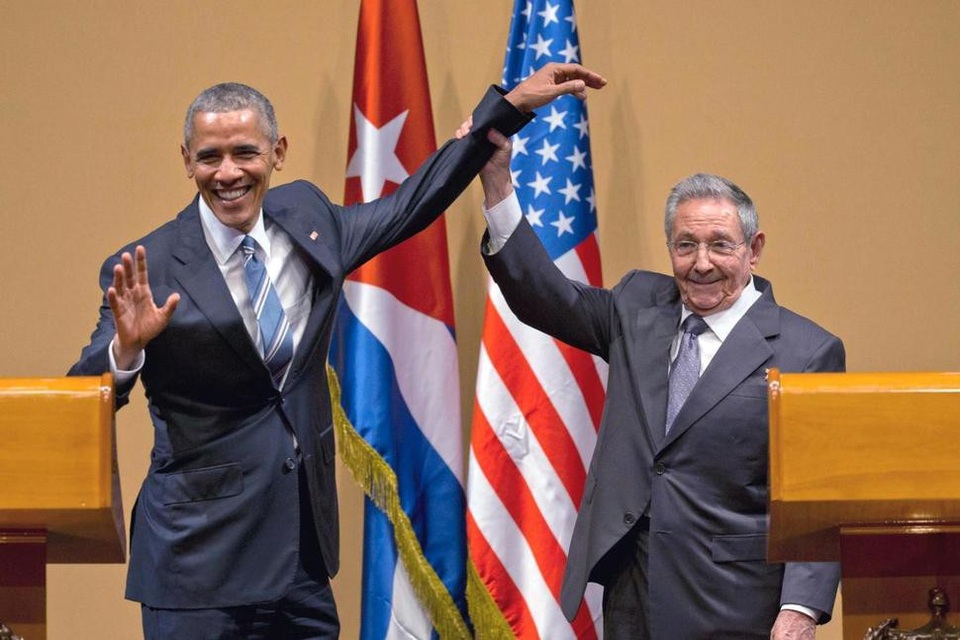 5 năm đầy thách thức với tân Chủ tịch Cuba hậu kỷ nguyên Castro - 4 Ông Raul Castro nắm tay cựu Tổng thống Mỹ Barack Obama trong cuộc họp báo chung tại Havana năm 2016 (Ảnh: AP)