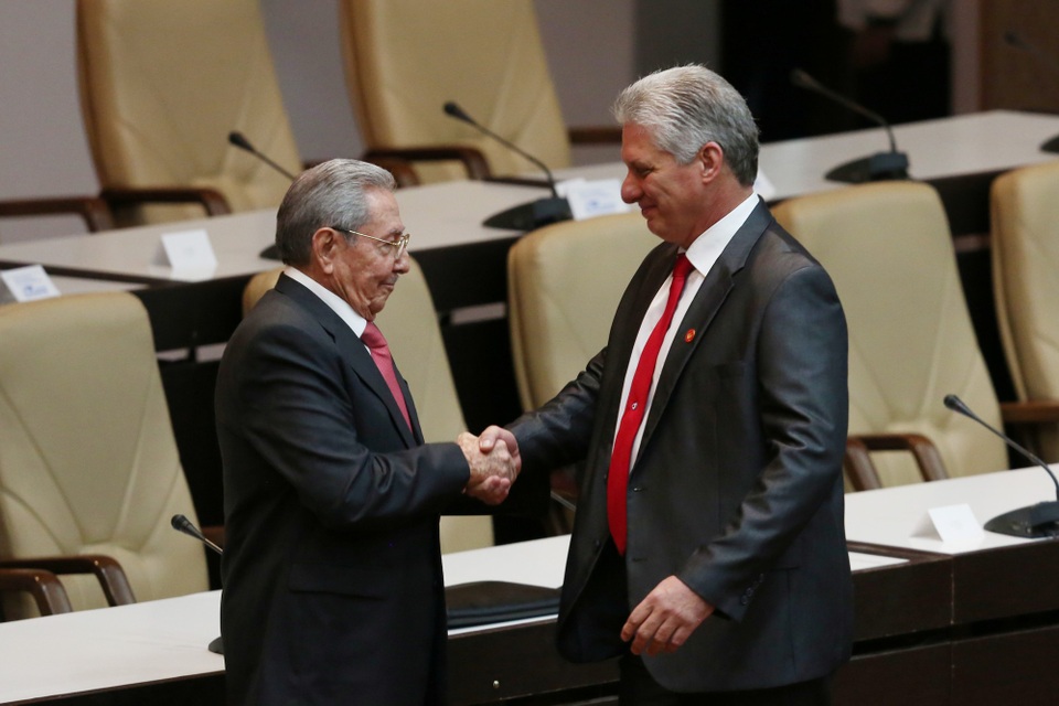 5 năm đầy thách thức với tân Chủ tịch Cuba hậu kỷ nguyên Castro - 2 Cái bắt tay chuyển giao giữa hai nhà lãnh đạo Raul Castro và Diaz-Canel (Ảnh: Reuters)