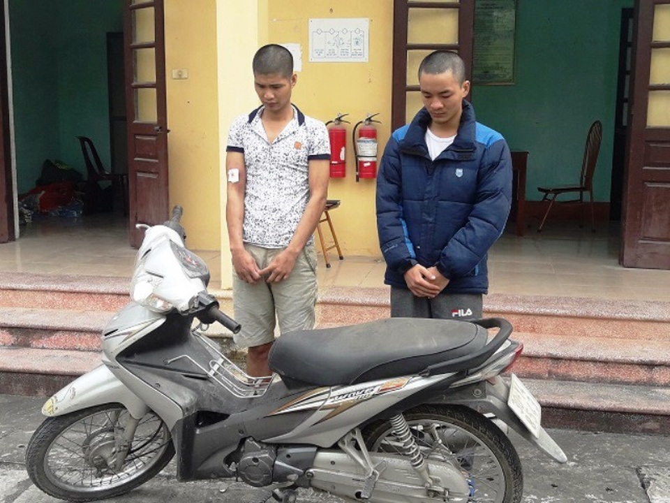 Liên tục bắt giữ các đối tượng cướp giật trên đường - 1
Vũ Hoàng Hưng và Đào Văn Thành đã gây ra vụ cướp táo tợn (ảnh: Công an Hà Nam)