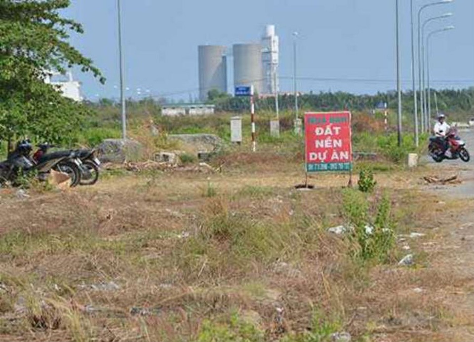 Giá đất nền tăng nhanh: Có nên rót tiền tỷ đầu tư trong cơn sốt nóng? - 1 Cơn sốt đất ngoại thành làm nóng thị trường.
