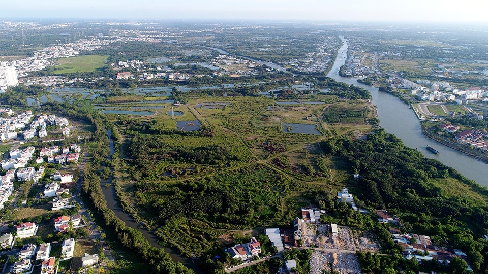 Cận cảnh khu đất "khủng" 30 ha, giá "bèo" khiến dư luận "dậy sóng" - 1 Khu đất 30ha có vị trí khá đẹp nhìn từ trên cao.