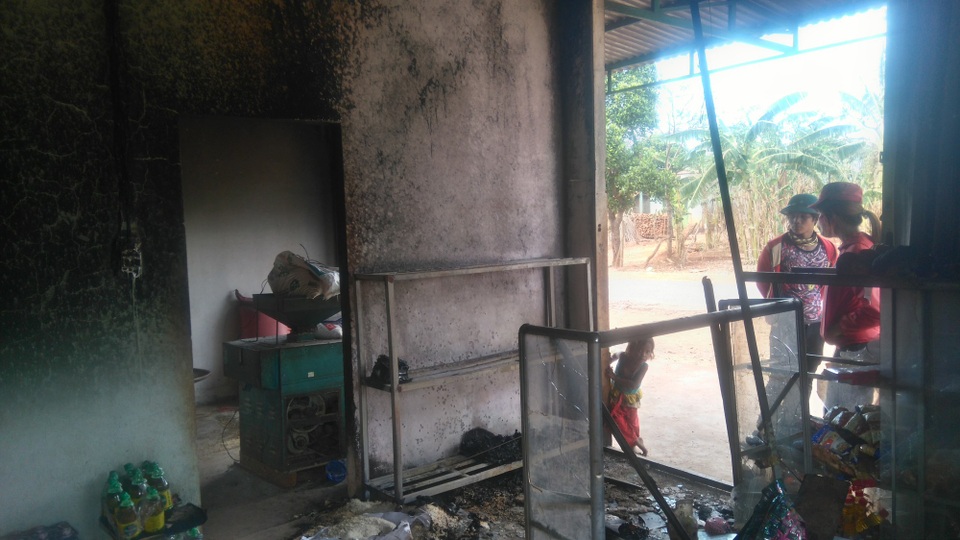 Cháy quán tạp hóa, tên trộm... bị bỏng - 2
Nghi án trộm lẻn vào quán ăn trộm, gây cháy quán và bị bỏng nặng.