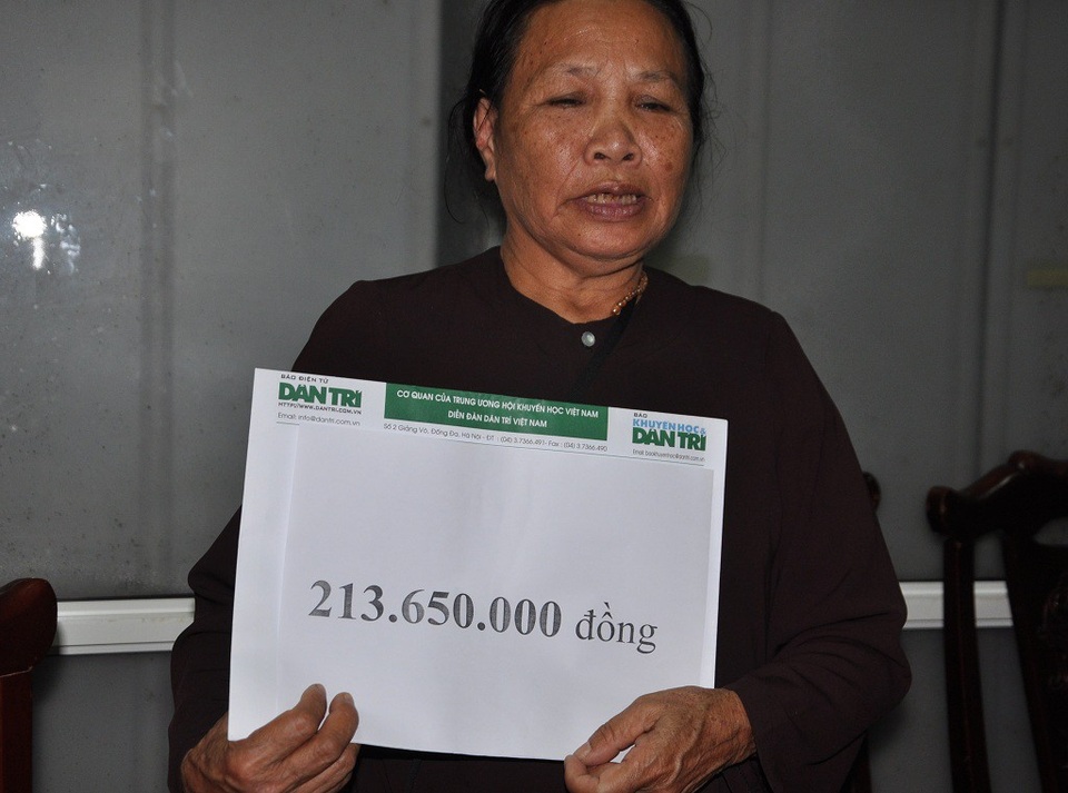 Gần 214 triệu đồng đến với em Mơ bỏng nặng vì lao vào cứu bạn - 3 Bà nội Mơ nhận tiền bạn đọc báo điện tử Dân trí tại bệnh viện.