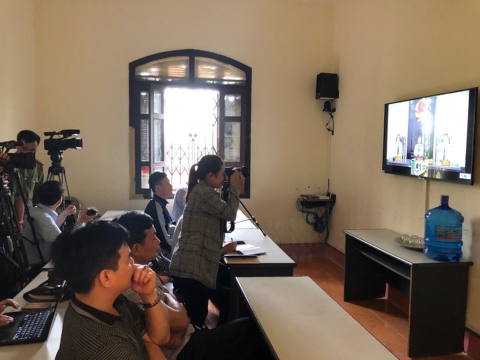 Cựu nhà báo Duy Phong thừa nhận hành vi đe dọa và nhận tiền của Giám đốc Sở - 7
Các phóng viên theo dõi phiên xử qua màn hình.