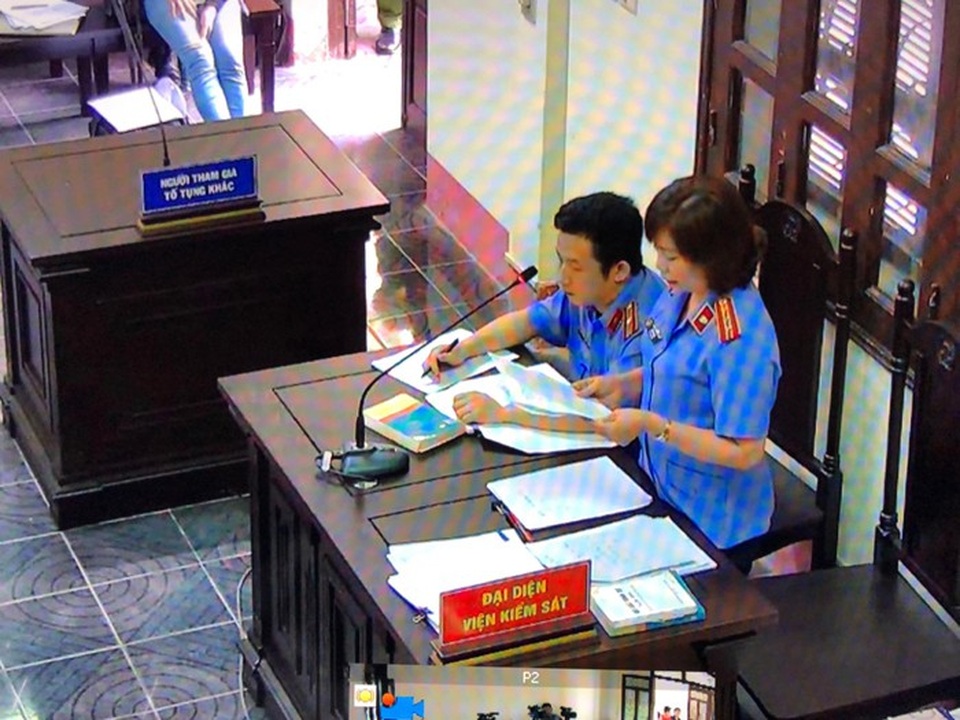 Cựu nhà báo Duy Phong thừa nhận hành vi đe dọa và nhận tiền của Giám đốc Sở - 1
Đại diện Viện kiểm sát công bố bản cáo trạng
