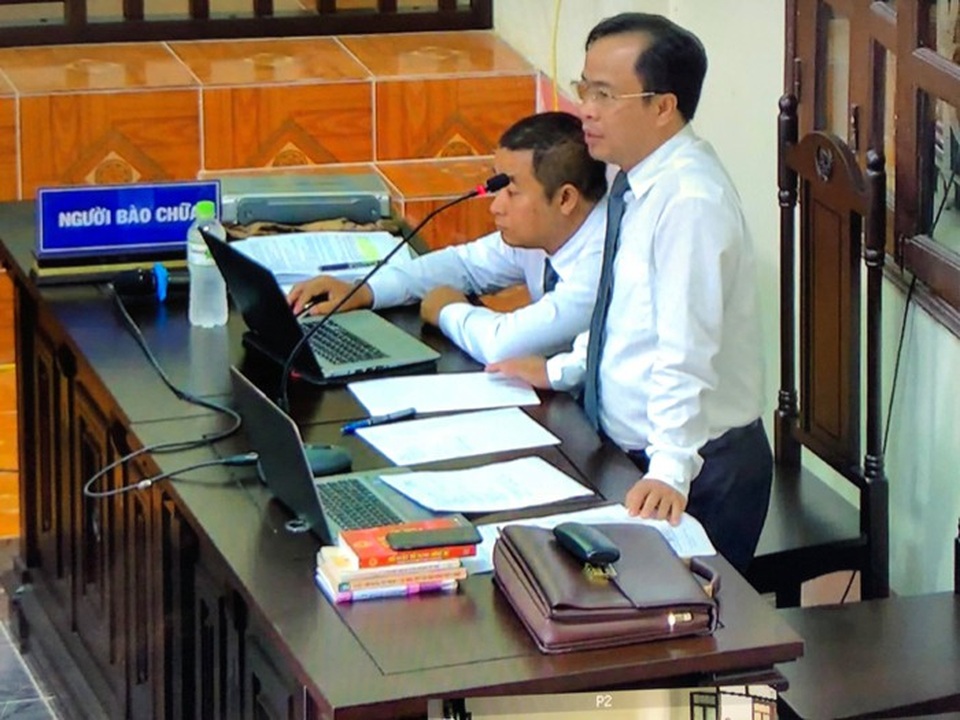Cựu nhà báo Duy Phong thừa nhận hành vi đe dọa và nhận tiền của Giám đốc Sở - 2
Luật sư bào chữa cho bị cáo Lê Duy Phong