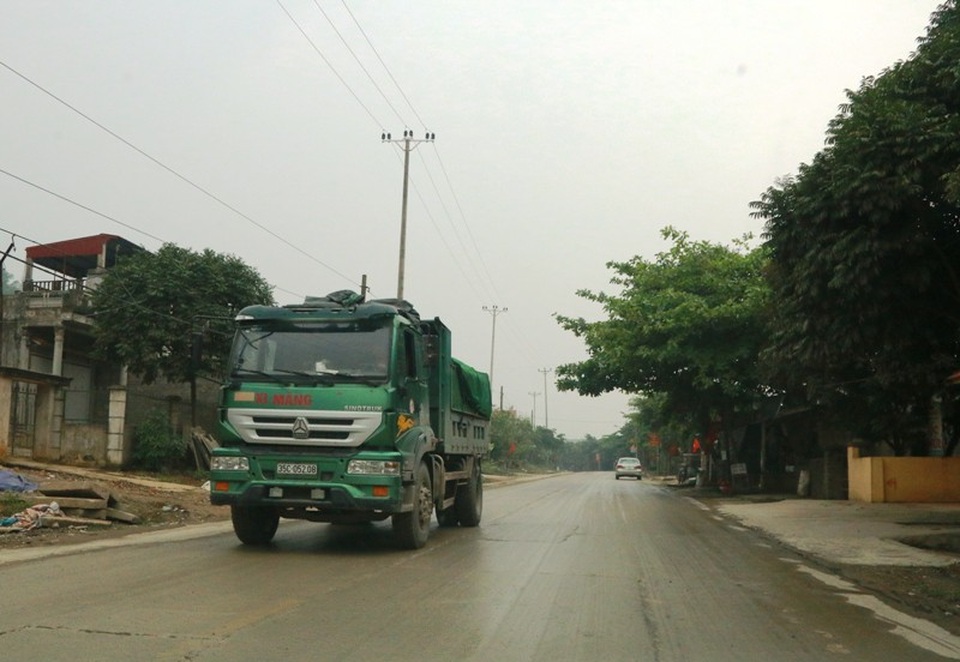 Ninh Bình: “Nóng” xe quá tải hoạt động rầm rộ trên các tuyến quốc lộ! - 3 Xe tải cày liên tục khiến QL12B gồng mình chống đỡ.
