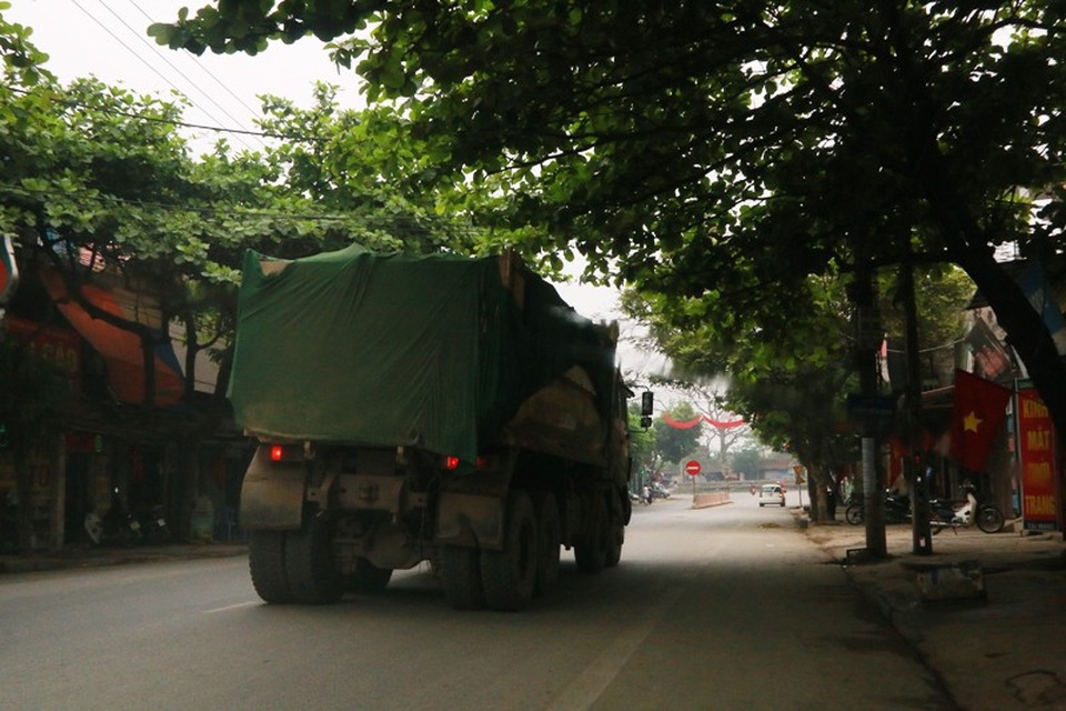 Ninh Bình: “Nóng” xe quá tải hoạt động rầm rộ trên các tuyến quốc lộ! - 2 Những chiếc xe siêu tải siêu trường hoạt động rầm rộ không kể ngày đêm.