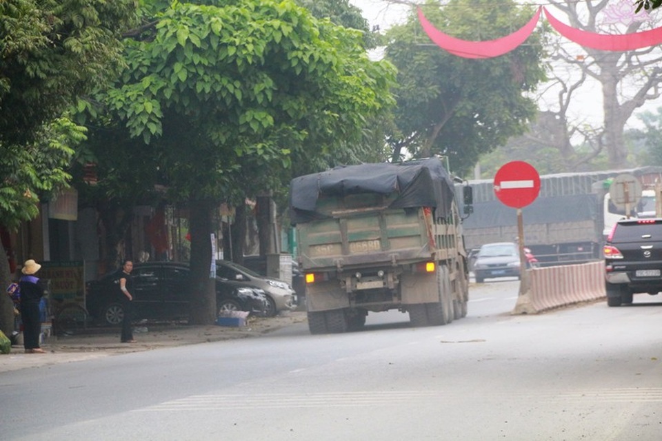 Ninh Bình: CSGT mạnh tay dẹp “binh đoàn” xe quá tải sau phản ánh của Báo Dân trí! - 4 Xe tải 35C - 066.80 đi ngược chiều mà báo Dân trí phản ánh đã bị CSGT xử phạt 1 triệu đồng, lái xe bị tước Giấy phép 2 tháng.
