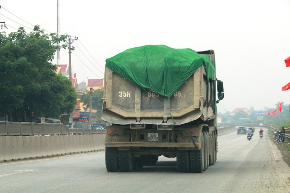 Ninh Bình: CSGT mạnh tay dẹp “binh đoàn” xe quá tải sau phản ánh của Báo Dân trí! - 1 Hình ảnh xe quá tải tung hoành trên đường mà báo Dân trí phản ánh.