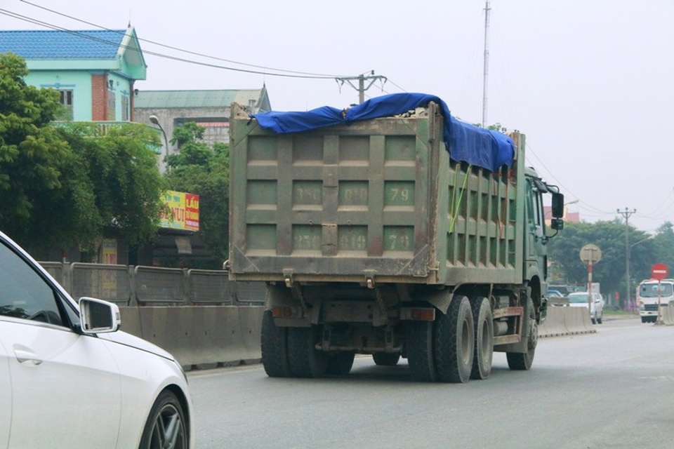 Ninh Bình: “Nóng” xe quá tải hoạt động rầm rộ trên các tuyến quốc lộ! - 5 Trên QL1A ở Ninh Bình, tình trạng xe quá tải hoạt động cũng không kém hơn so với QL12B.