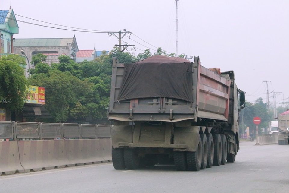 Ninh Bình: “Nóng” xe quá tải hoạt động rầm rộ trên các tuyến quốc lộ! - 13 Ninh Bình: “Nóng” xe quá tải hoạt động rầm rộ trên các tuyến quốc lộ! - 13