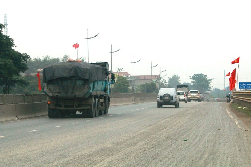 Ninh Bình: “Nóng” xe quá tải hoạt động rầm rộ trên các tuyến quốc lộ! - 11 Binh đoàn xe quá tải tung hoành trên QL1A ở Ninh Bình gây nhức nhối cho người tham gia giao thông.